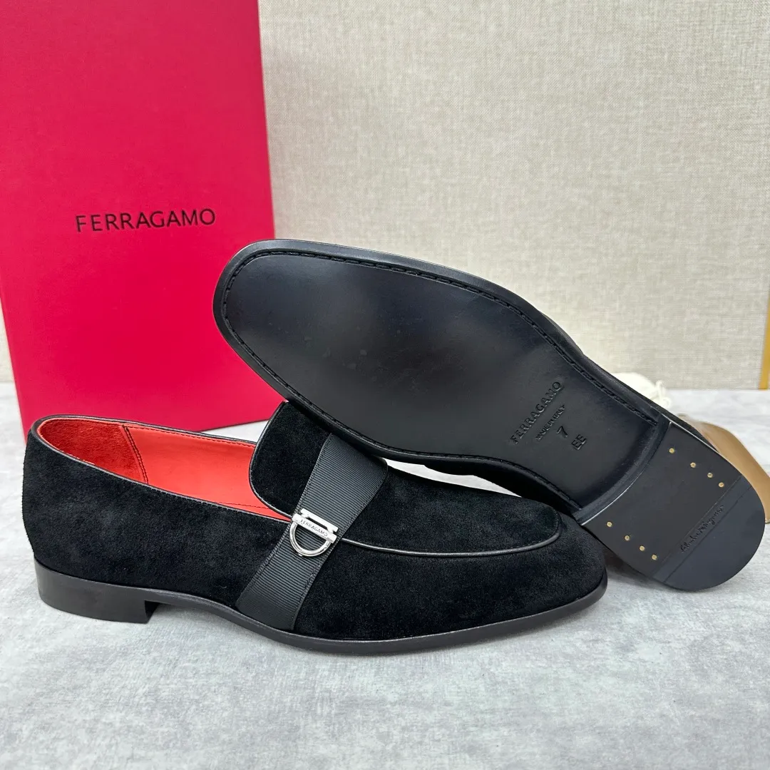 [Ferragamo] Top P: 960💰 Number of yards: 39~44 (38.45.46. Custom-made, non-refundable) Ferragamo** counters synchronize new models of men's loafers that can be worn casually or formally. The classic shape embodies the fashionable charm of formal wear, and the newly designed proportions are more modern. These loafers are made of imported open-edge beaded cowhide/fine calfskin/cow suede material. The upper is decorated with webbing, and the side is privately molded with silver Gancini buckles. The double stitching details add to the fashionable charm. Adopting a special "Original" structure and going through multiple processes, the soles are almost entirely handmade. Unique processing technology demonstrates exquisite craftsmanship. The original privately modeled genuine leather outsole is paired with a personalized rubber backing. It is comfortable, non-slip and wear-resistant. It can be worn as a slip-on. Exquisite hand-stitching. The workmanship is as fine as that of a store. The original color calfskin lining is sweat-absorbent, anti-odor, comfortable and breathable. The heel is also decorated with a rubber patch to perfectly improve the grip performance.